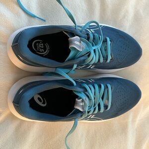 Asics GT2000 Teal and White running Shoes - worn once. Womens 7.0.